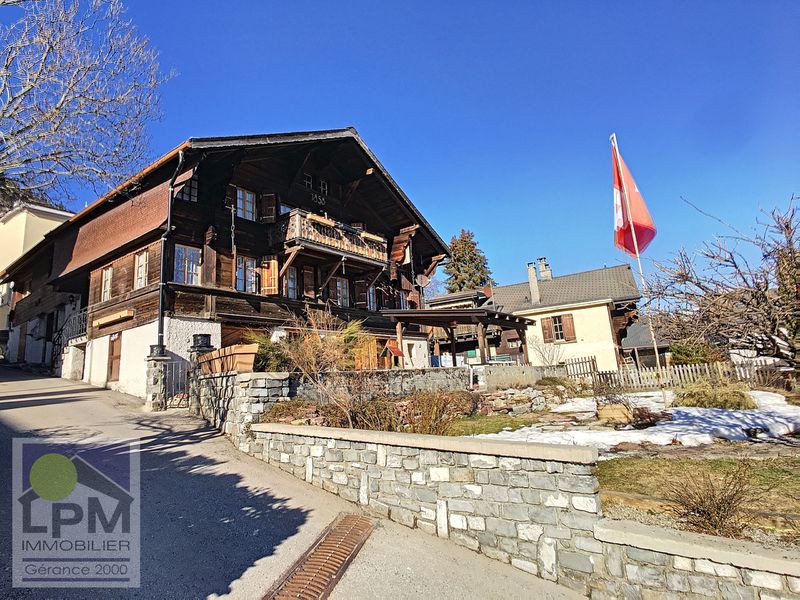 Chalet with 3 apartments with a yield of 5% in the center of the villa