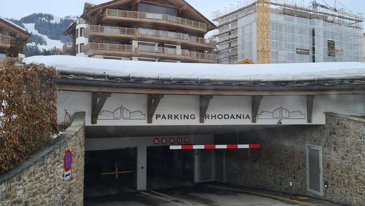 Place de parking couverte, au centre de Crans