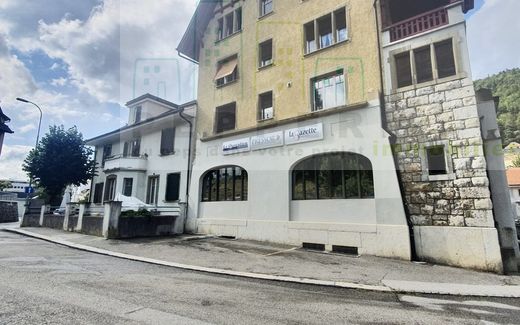 Lot of 3 buildings sold in "SI" near the city center.