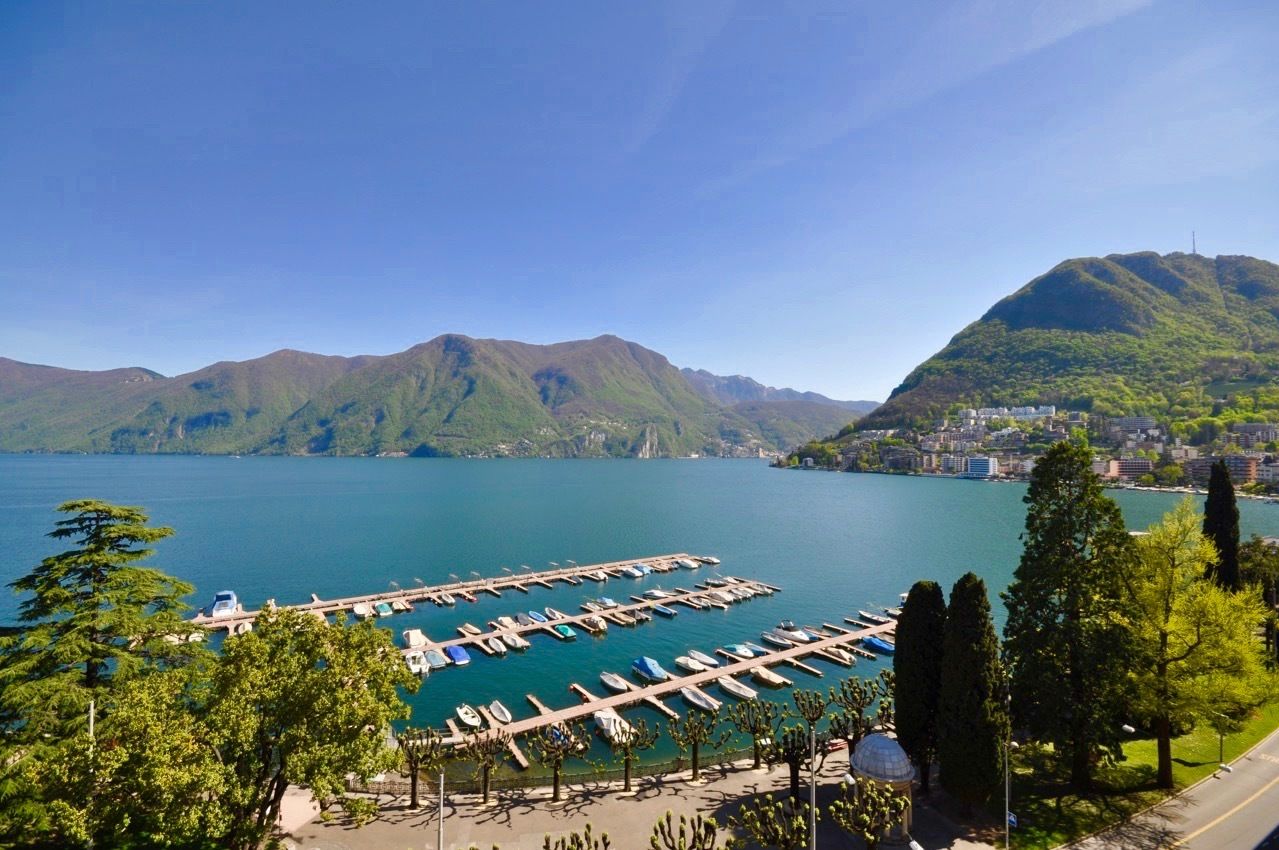 Elegante Appartamento in Prima Linea Lago di Lugano in vendita
