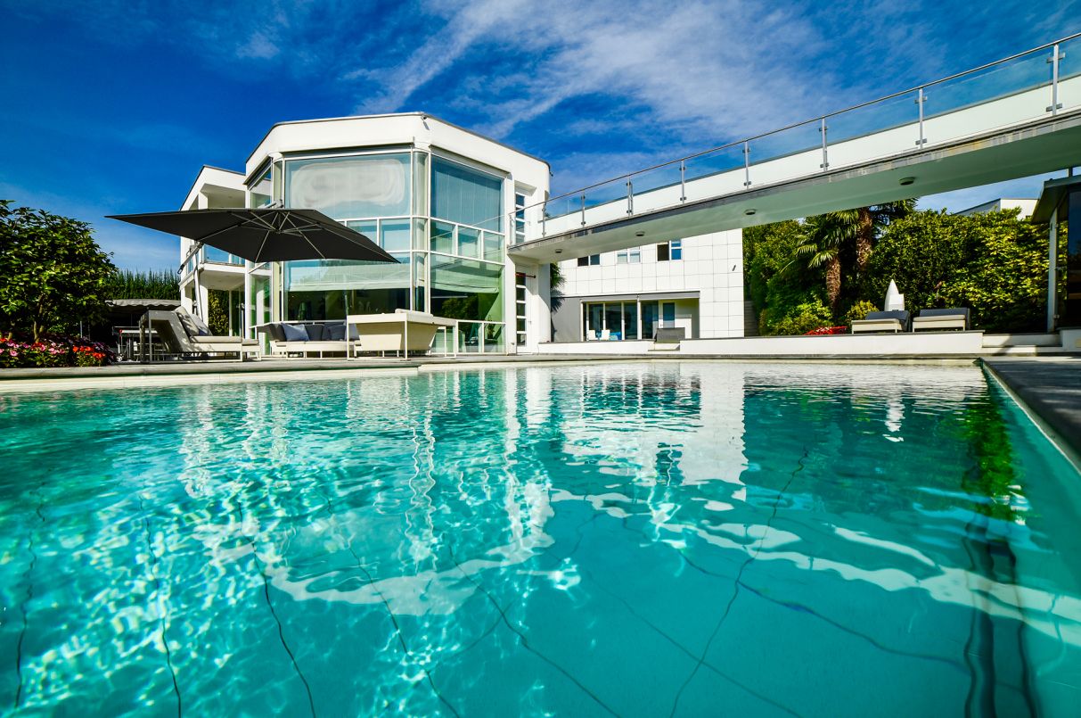 Moderna Villa di Lusso Immersa nel Verde con Splendida Piscina